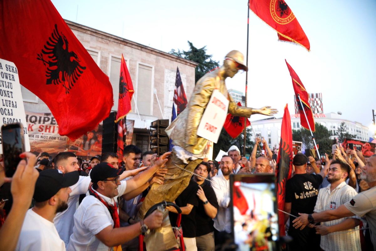 «Η Αλβανία δεν πωλείται»: Μαζικό κύμα διαμαρτυρίας κατά των επενδυτικών σχεδίων που συνδέονται με την οικογένεια Τραμπ